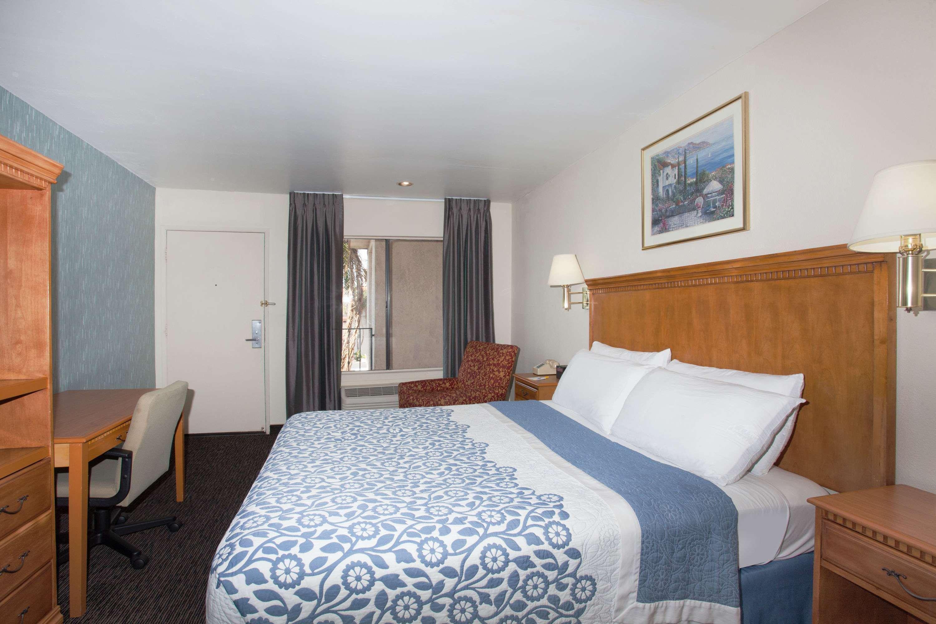 Days Inn By Wyndham Anaheim Near The Park Exterior photo