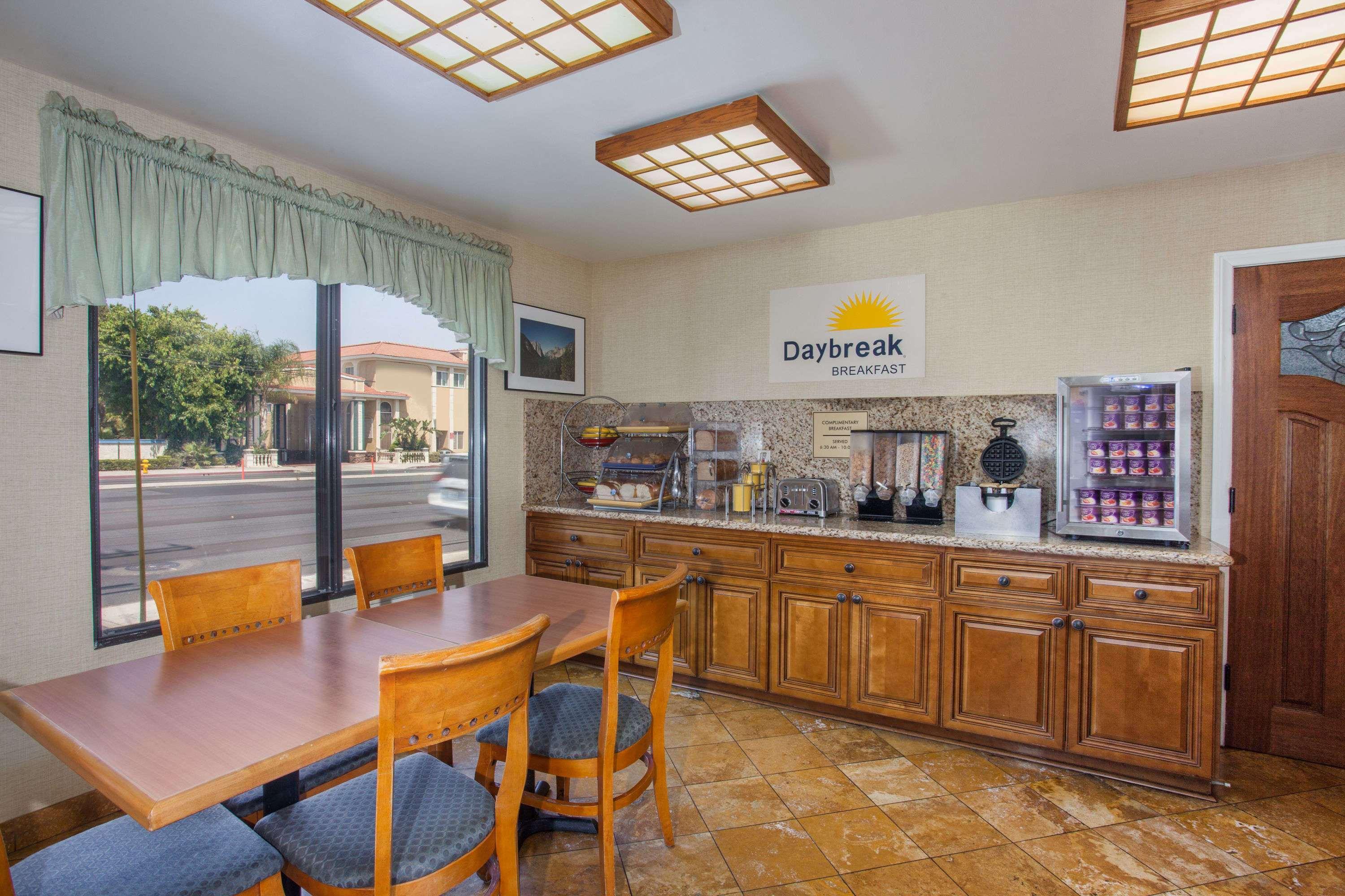 Days Inn By Wyndham Anaheim Near The Park Exterior photo