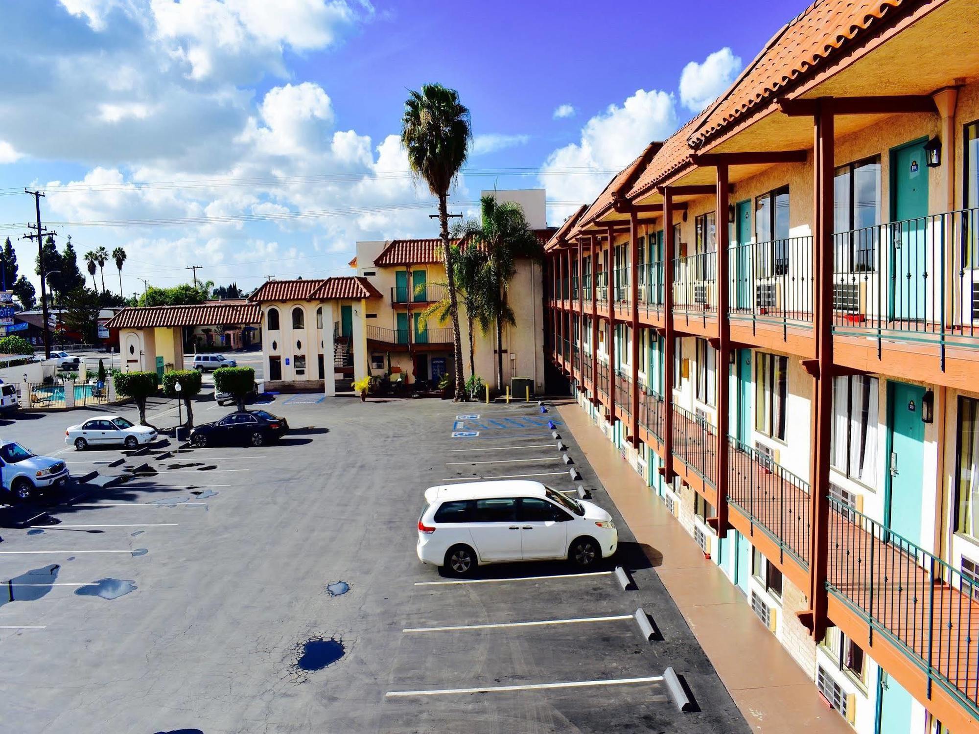 Days Inn By Wyndham Anaheim Near The Park Exterior photo