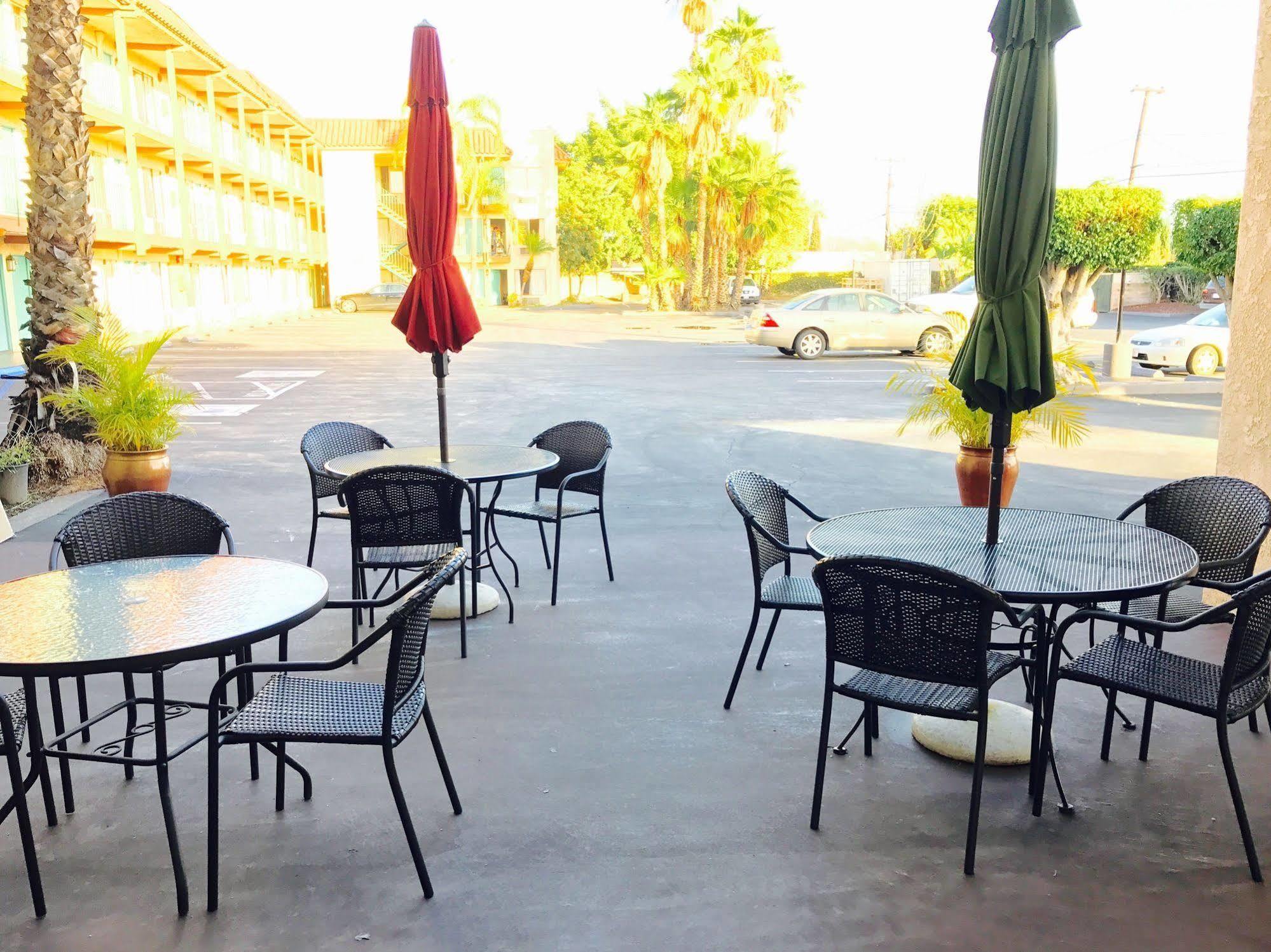 Days Inn By Wyndham Anaheim Near The Park Exterior photo